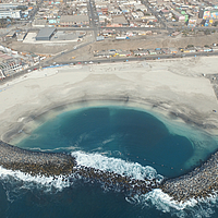 Dos SoilTain Tubes de gran formato completamente recubiertos de piedra blindada como rompeolas en el mar