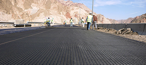Instalación segura y fácil con revestimiento bituminoso y asistencia de instalación Instalación sencilla y segura con revestimiento bituminoso y ayuda a la instalación