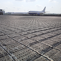 La rejilla HaTelit estabiliza la pista de rodaje de un avión antes del asfaltado