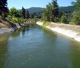 Canal de agua en Dryden sellado en las orillas con esteras de hormigón