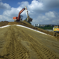 Medida de construcción actual: Se colocan geotextiles para proteger las aguas subterráneas.