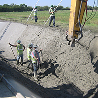 Trabajadores instalando la membrana del canal Huesker