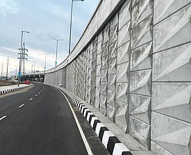 Muros de carretera estables: Descubra el panel Fortrac para la construcción de carreteras