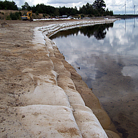 Detalle de las bolsas SoilTain como protección costera en la orilla del lago