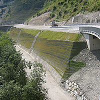 Construcción de puentes reforzados con geotextil con la geomalla Fortrac T de la línea ecoLine de HUESKER