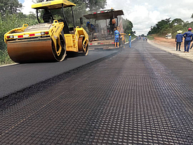 El asfalto se aplica con una máquina de alquitrán y luego se compacta con un rodillo en HaTelit G