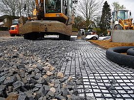 Instalación de geosintéticos y revestimiento de escollera para el refuerzo de la capa de base y la estabilización del suelo de la red viaria