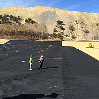 Trabajadores inspeccionando la instalación de la membrana del canal Huesker