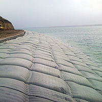 Sacos de arena al borde del agua para proteger las orillas