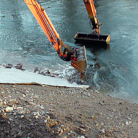Instalación de esteras de hormigón y fijación mediante revestimiento coherente en la orilla de un río