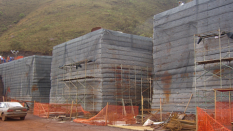 Soluciones geosintéticas reforzadas de HUESKER para pendientes pronunciadas Soluciones para pendientes pronunciadas: Estructuras geosintéticas reforzadas HUESKER para proyectos de minería y canteras