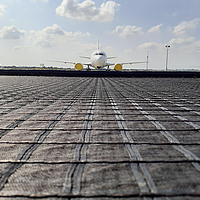 Avión en pista con HaTelit