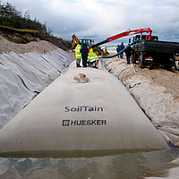 Instalación de mangueras de drenaje SoilTain para protección contra inundaciones