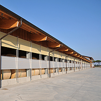 Nave de almacenamiento con sistema Lubratec de doble WLU para proteger las pacas de heno de la intemperie