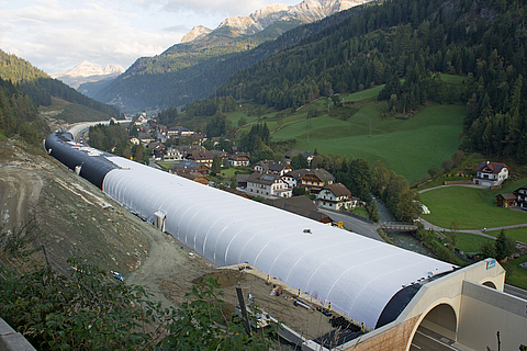 Revestimientos de arcilla geosintética y esteras de bentonita de HUESKER para el sellado eficaz de un túnel con el fin de proteger el medio ambiente y las masas de agua.