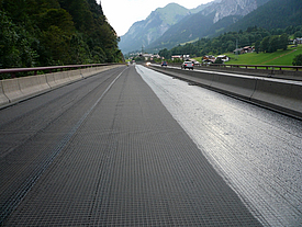 Parte de una autopista reforzada con geomalla HaTelit