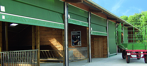 Puertas Lubratec® - Sistema de puertas enrollables Rollotor - Solución sencilla para la apertura y el cierre diarios Lubratec Rollotor - Puerta técnicamente sencilla para un manejo cómodo en huecos de establos