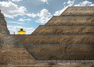 Refuerzo geosintético para sellado químicamente resistente con lixiviación en pilas