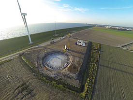 Plataforma de trabajo de la grúa reforzada para el inicio de la construcción del aerogenerador en Windpark ZuidwestWindkraftanlage im Windpark Zuidwest