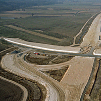 A vista de pájaro, la obra de construcción de un enlace de autopista muestra el uso del geotextil Stabilenka