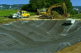 Detalle de la instalación de esteras de hormigón para el sellado y el control de la erosión de la cuenca de retención de aguas pluviales