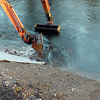 Trabajos de excavación al borde del agua para medidas de protección de las orillas