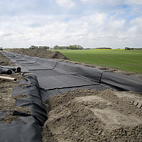 Carretera provisional de acceso al parque eólico, reforzada con geotextil biaxial