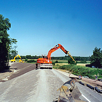 Fase de construcción de una presa para protección contra inundaciones y mantenimiento del embalse