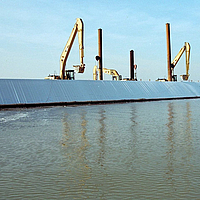 Instalación de la película geotextil en el puerto