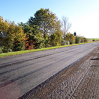 Tramo de carretera parcialmente reforzado con la geomalla HaTelit C eco