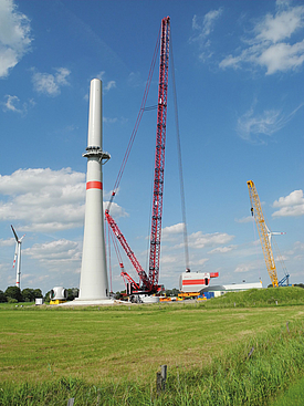 Una grúa eleva la góndola hasta el aerogenerador