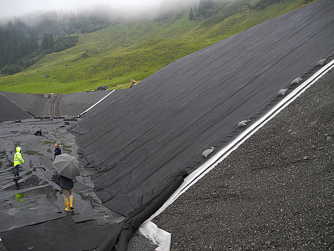 Refuerzo geosintético para vertederos mineros seguros Estabilidad sísmica: soluciones geosintéticas de estabilización de taludes para la seguridad de la lixiviación en pilas en minería