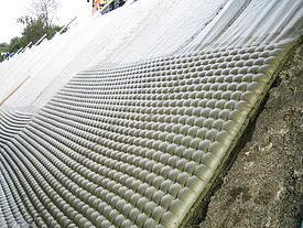 Instalación de esteras de hormigón Incomat para la impermeabilización y rehabilitación de aliviaderos y canales
