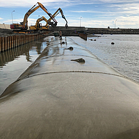 Mangueras SoilTain totalmente instaladas en el puerto como protección costera y de la orilla