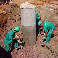 Se excava una columna de arena recubierta de geosintéticos en