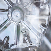 Primer plano de la base de una botella de PET
