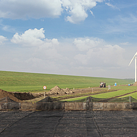 Tierra reforzada con geomallas como huella de grúa para la construcción de aerogeneradores