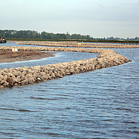 Presa de piedra en la orilla de un curso de agua