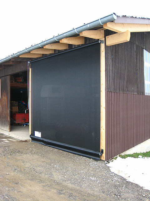 Sistema de persianas para facilitar la protección contra el viento y la intemperie de las existencias del almacén