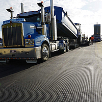Un camión transporta material para la construcción de carreteras