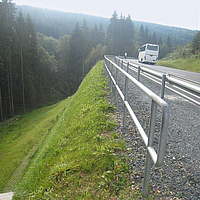 Talud de geotextil verde con la geomalla Fortrac T de HUESKER ecoLine