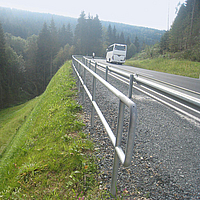 Carretera federal directamente sobre una estructura de soporte empinada y reforzada con geosintéticos