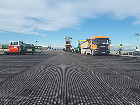 Composite SamiGrid® en el asfalto del aeropuerto, durante el asfaltado