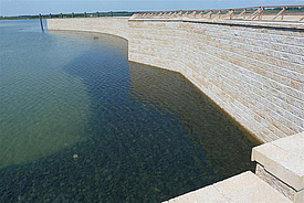Muros de muelle estables con Fortrac Block: separación segura de agua y tierra