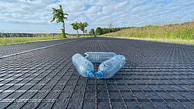 Carretera con refuerzo ecológico HaTelit C y botellas de plástico reciclado