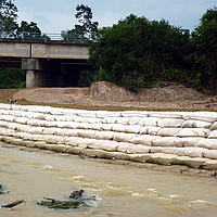 Sacos de arena al borde del río para proteger las orillas