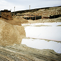 La geomalla Stabilenka se utiliza para asegurar un talud en una obra de construcción