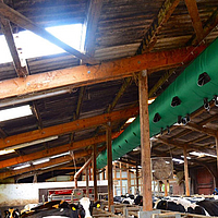 Vista inferior de la manguera de ventilación Tube Air en una vaquería