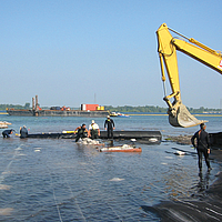 Instalación profesional de una capa filtrante en el lecho de una masa de agua para evitar la liberación de contaminantes