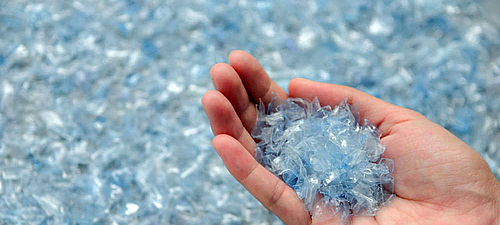 Gránulos de PET Granulado de PET procedente de botellas de PET recicladas para la producción de hilo para productos ecoLine